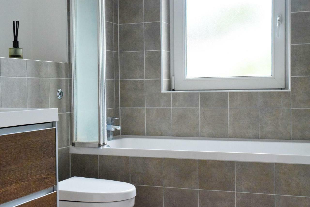 3 Bedroom Family House With A Superb Kitchen And Garden Лондон Екстер'єр фото